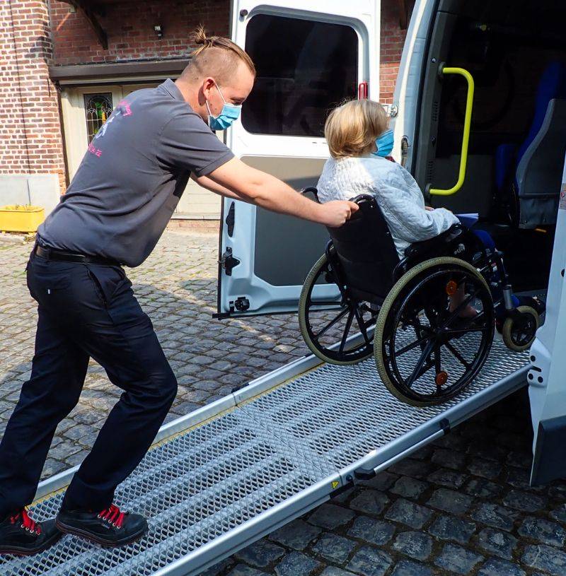 Charly's Company transporte les patients comme si c'étaient leurs parents