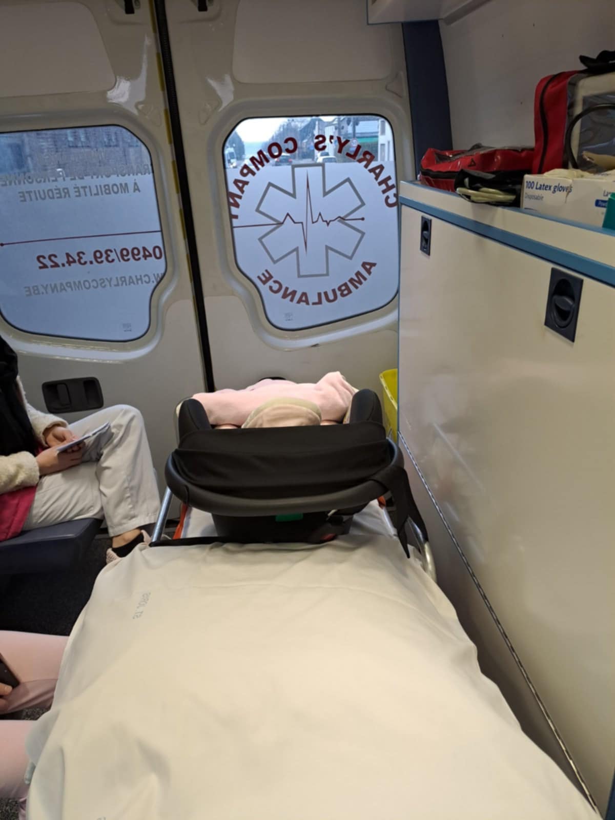 Ambulance médicalisée de Charly's Company transportant un nouveau-né avec équipement de surveillance. Ambulance médicalisée de Charly's Company transportant un nouveau-né avec équipement de surveillance.