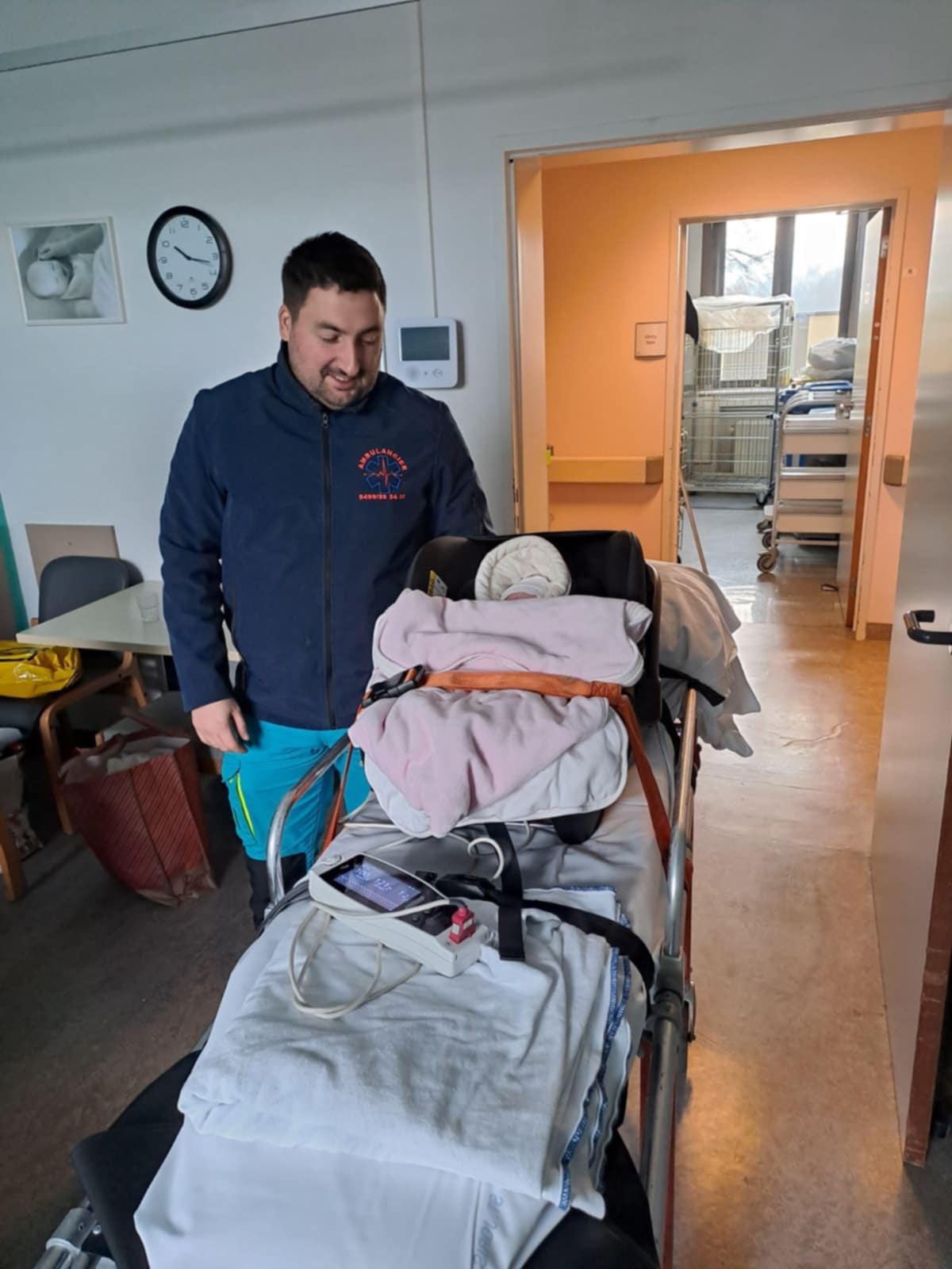 Ambulancier ATNUP de Charly's Company accompagnant un bébé de 10 jours. Ambulancier ATNUP de Charly's Company accompagnant un bébé de 10 jours.
